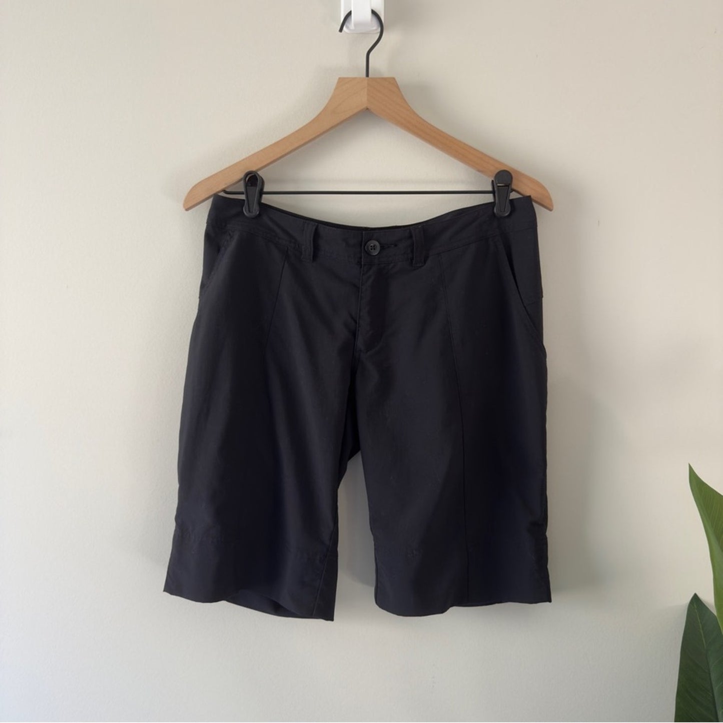 Patagonia Women's Black Bermudas zip zipper button hike hiking athletic active 4