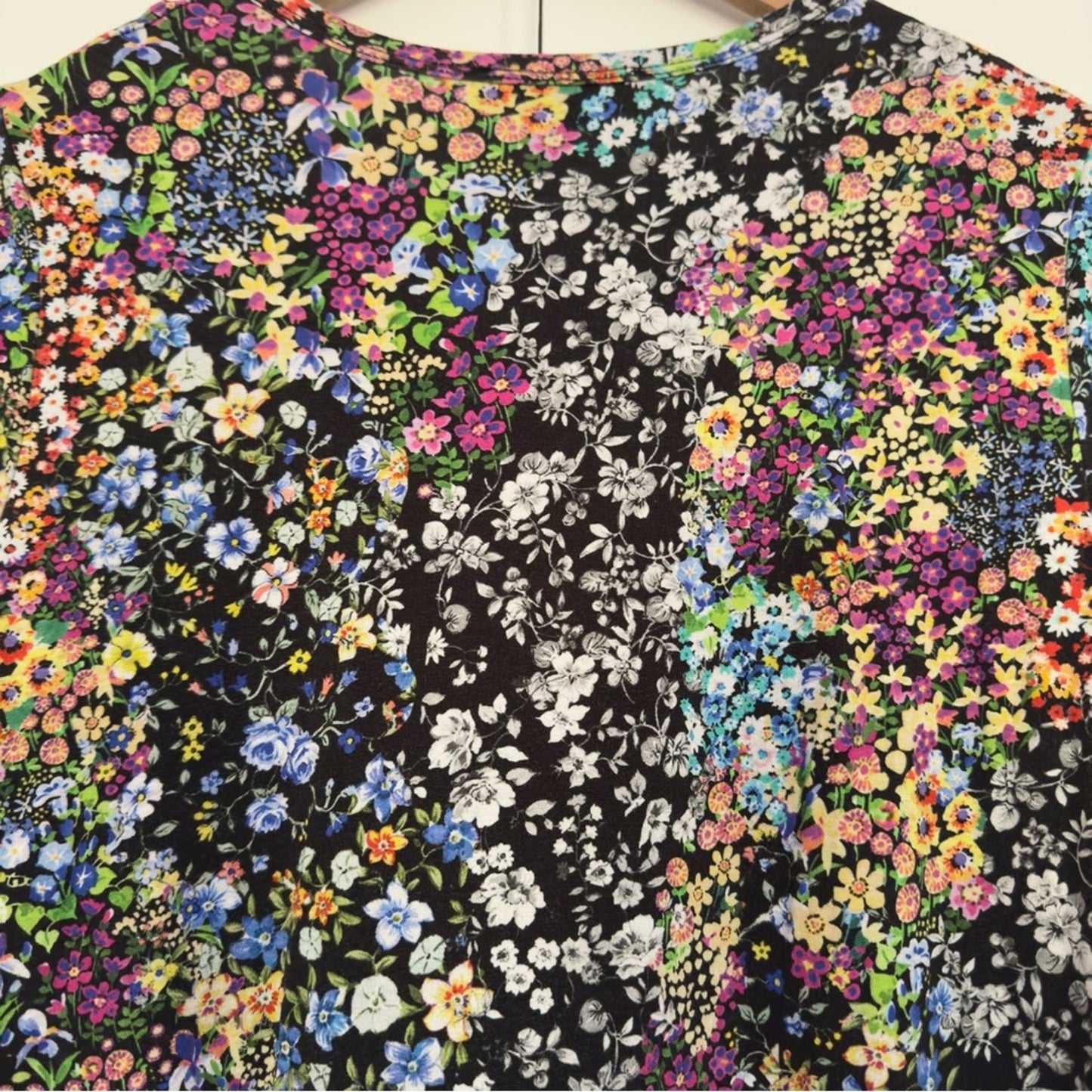 Karen Kane colorful/black and white floral top asymmetric hem tunic crew neck L