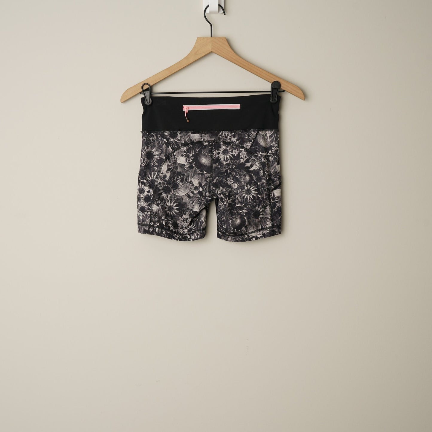 Lululemon Run: Dart & Dash Short *Block-It Pocket in Flowabunga Black Angel Wing