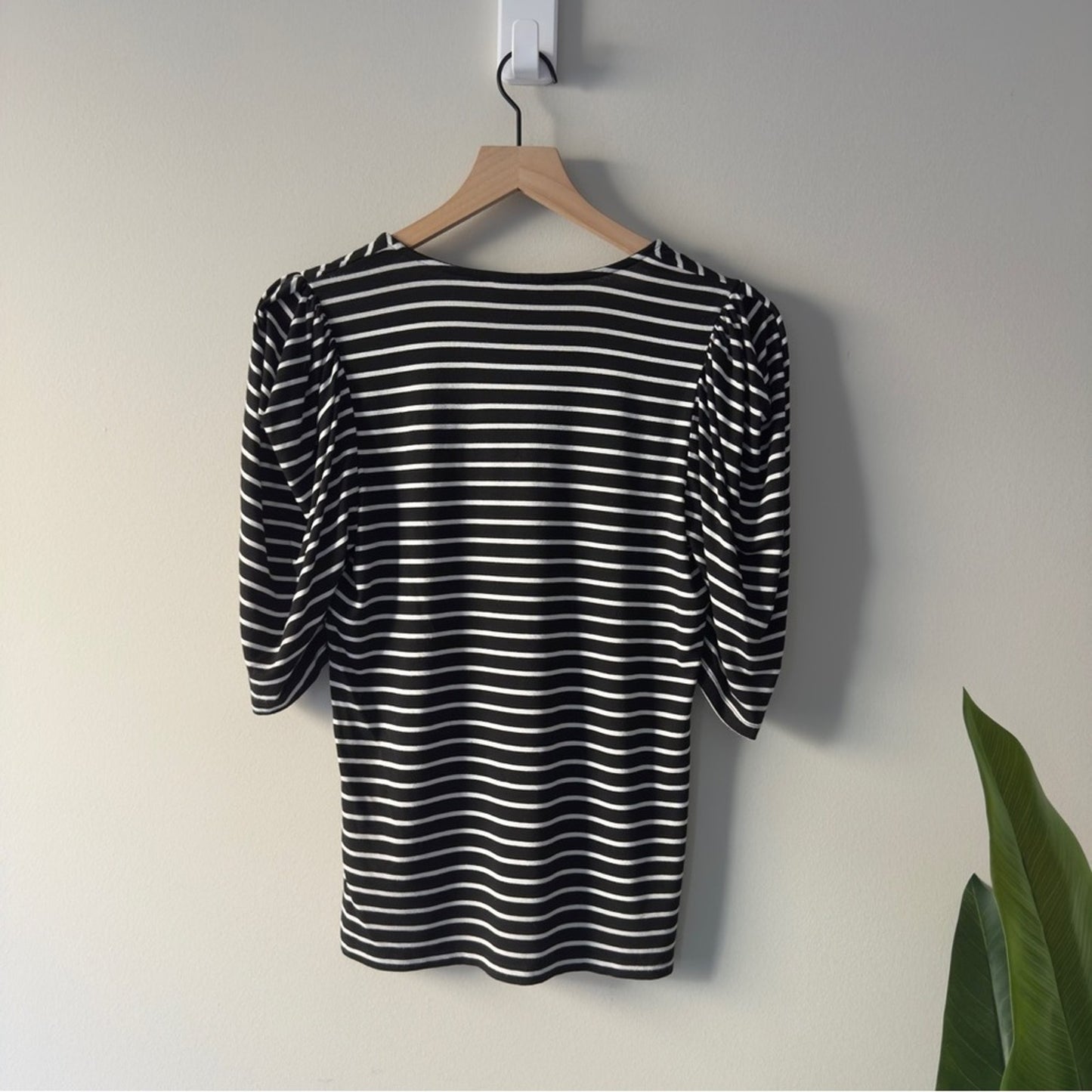 Frame Black and White Striped Top Puffed Short Sleeve V-Neck Casual Stretch EUC