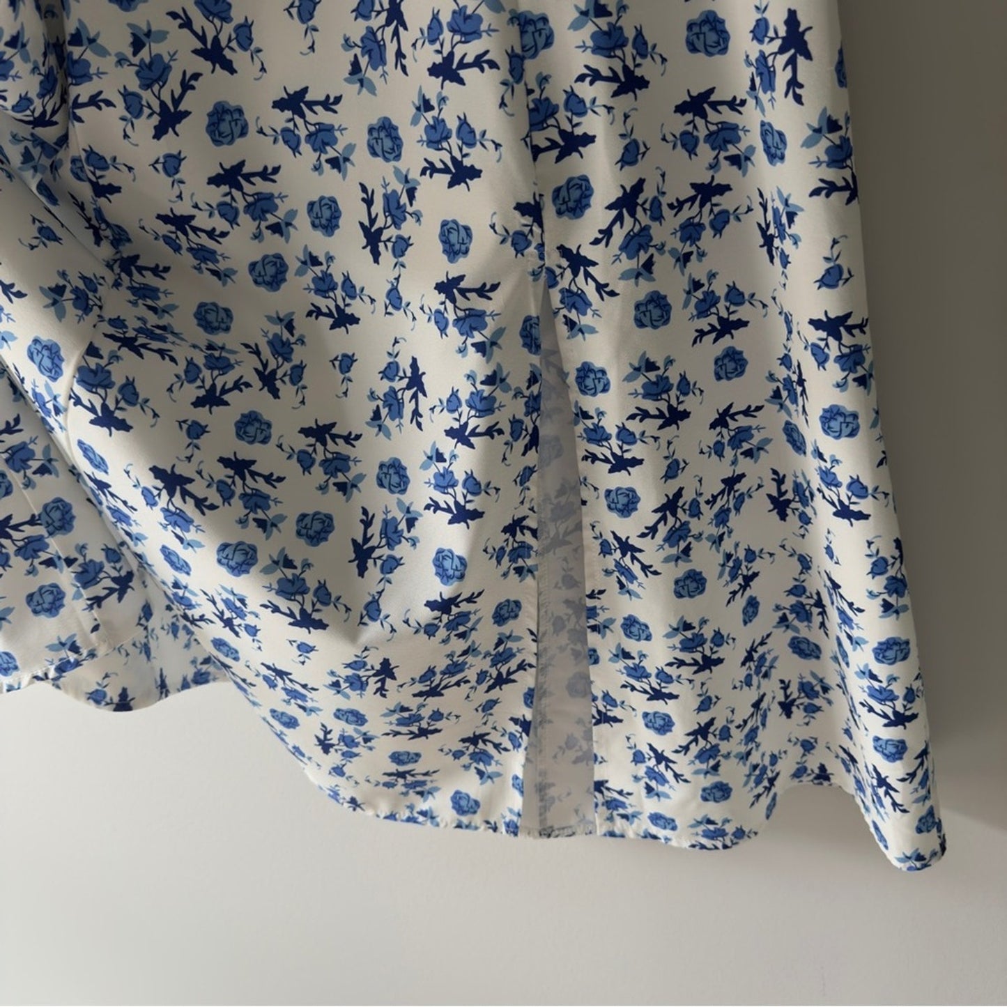 YueXi Floral Blue and White Midi Dress Keyhole Tie Bow Short Sleeve Slit bow EUC