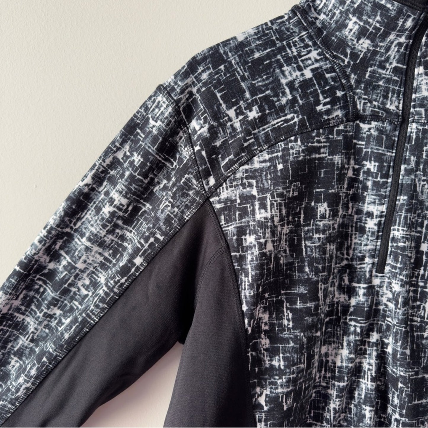 The North Face Black White Geometric Print Quarter Zip Pullover Jacket high neck