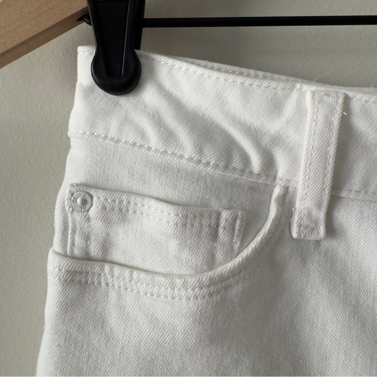 DL1961 Smart Denim Lara Cropped Flare Jeans in Porcelain White Women's raw hem