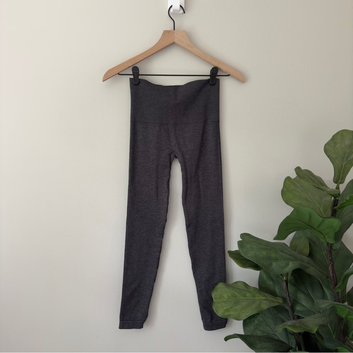 Spanx by Sara Blakely Solid Gray Athletic Leggings Seamless Stretch Activewear S