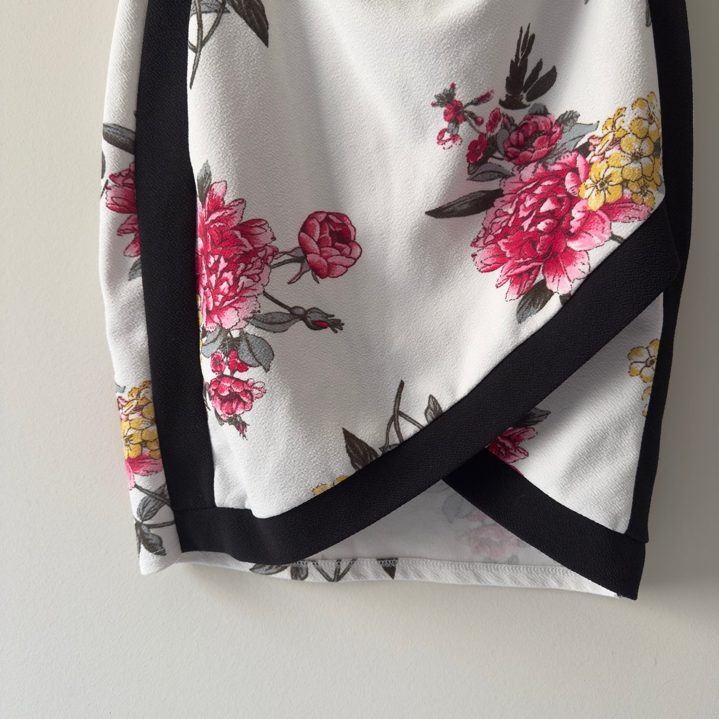 Almost Famous Floral Faux Wrap Mini Dress Short Sleeve V-Neck Bodycon Crepe M