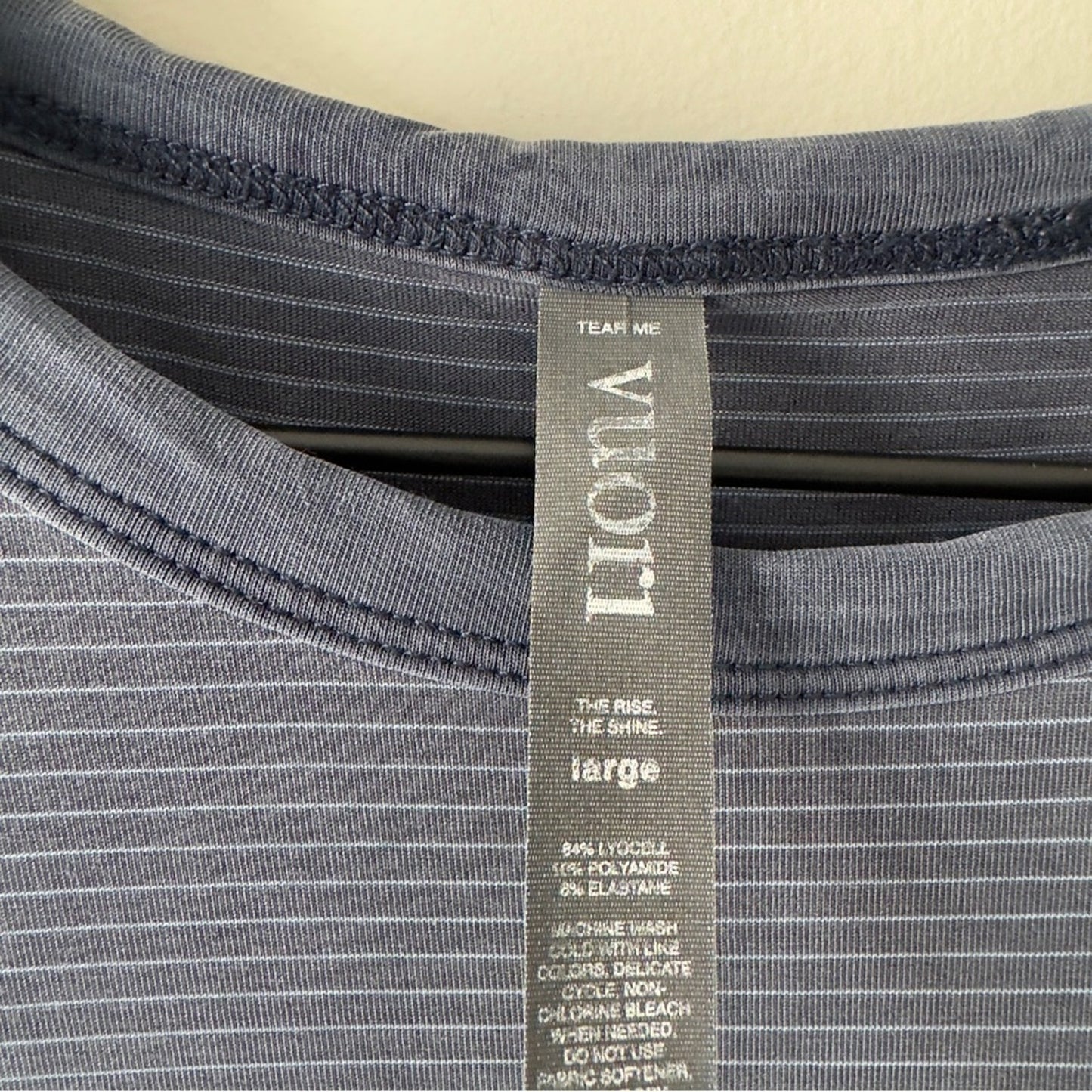 Vuori Linear Tech Tee in Ink Striped Short Sleeve Shirt T-Shirt Pocket Stretch L